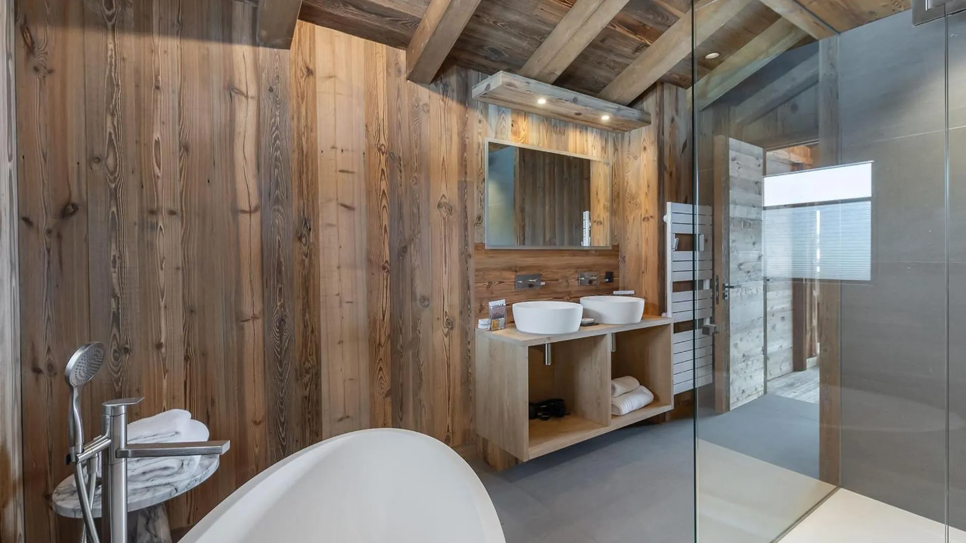 Chalet Neuf Avec Sauna, Garage, Terrasse Et Services Inclus A Combloux - Fr-1-569-69 0*,