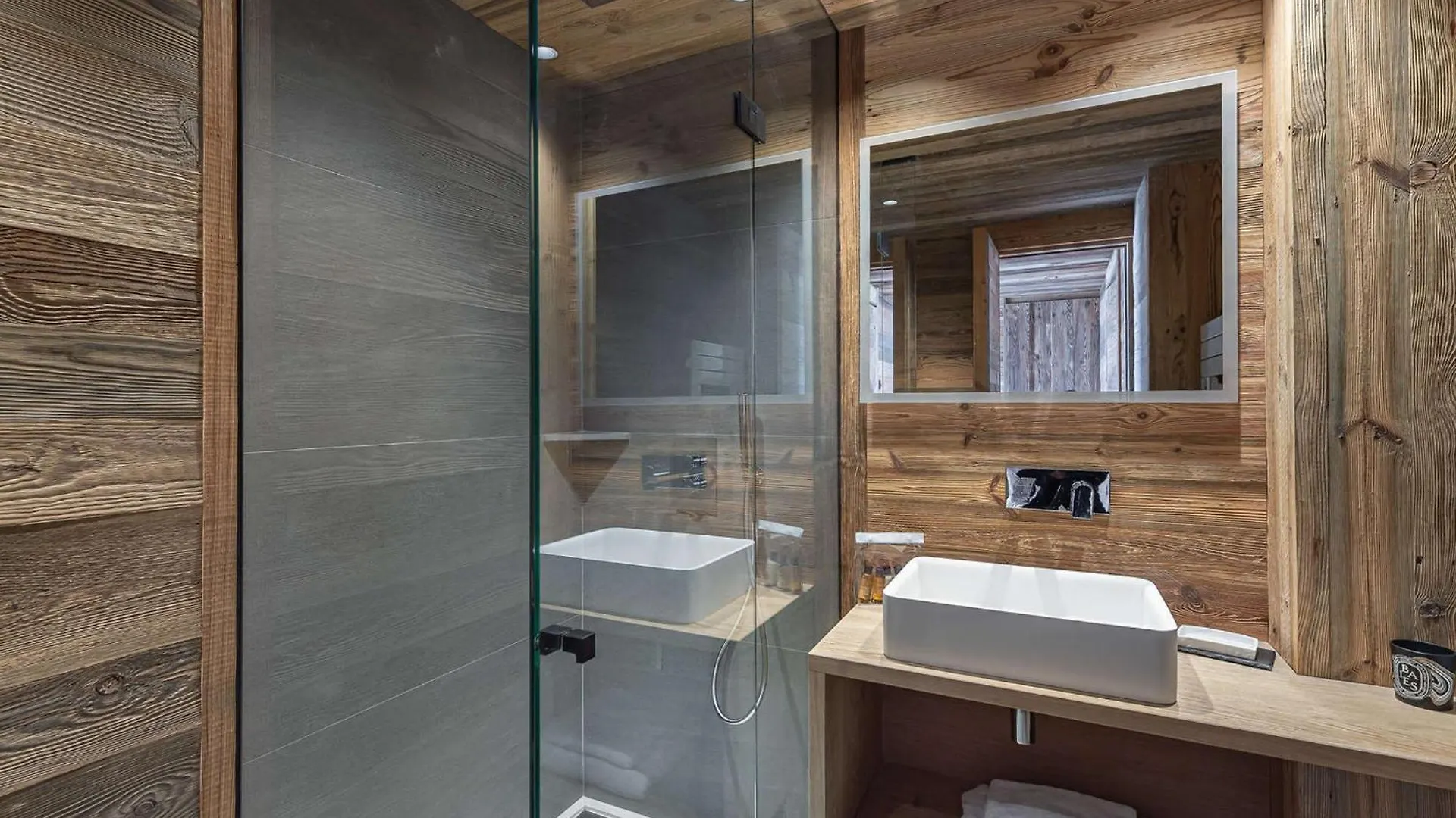 Chalet Neuf Avec Sauna, Garage, Terrasse Et Services Inclus A Combloux - Fr-1-569-69
